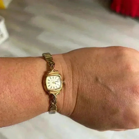 CARAVELLE vintage gold  band woman analog watch 6.5 inches - Picture 3 of 8